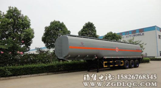 運(yùn)油半掛車(chē)
